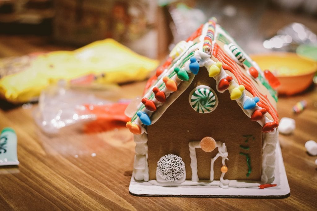 Gingerbread houses are such a fun Christmas tradition!